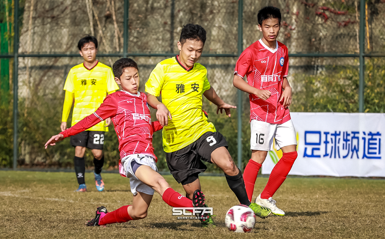 第四屆貢嘎杯校園足球聯(lián)賽男子高中組在連界足訓基地火熱進行(圖3)