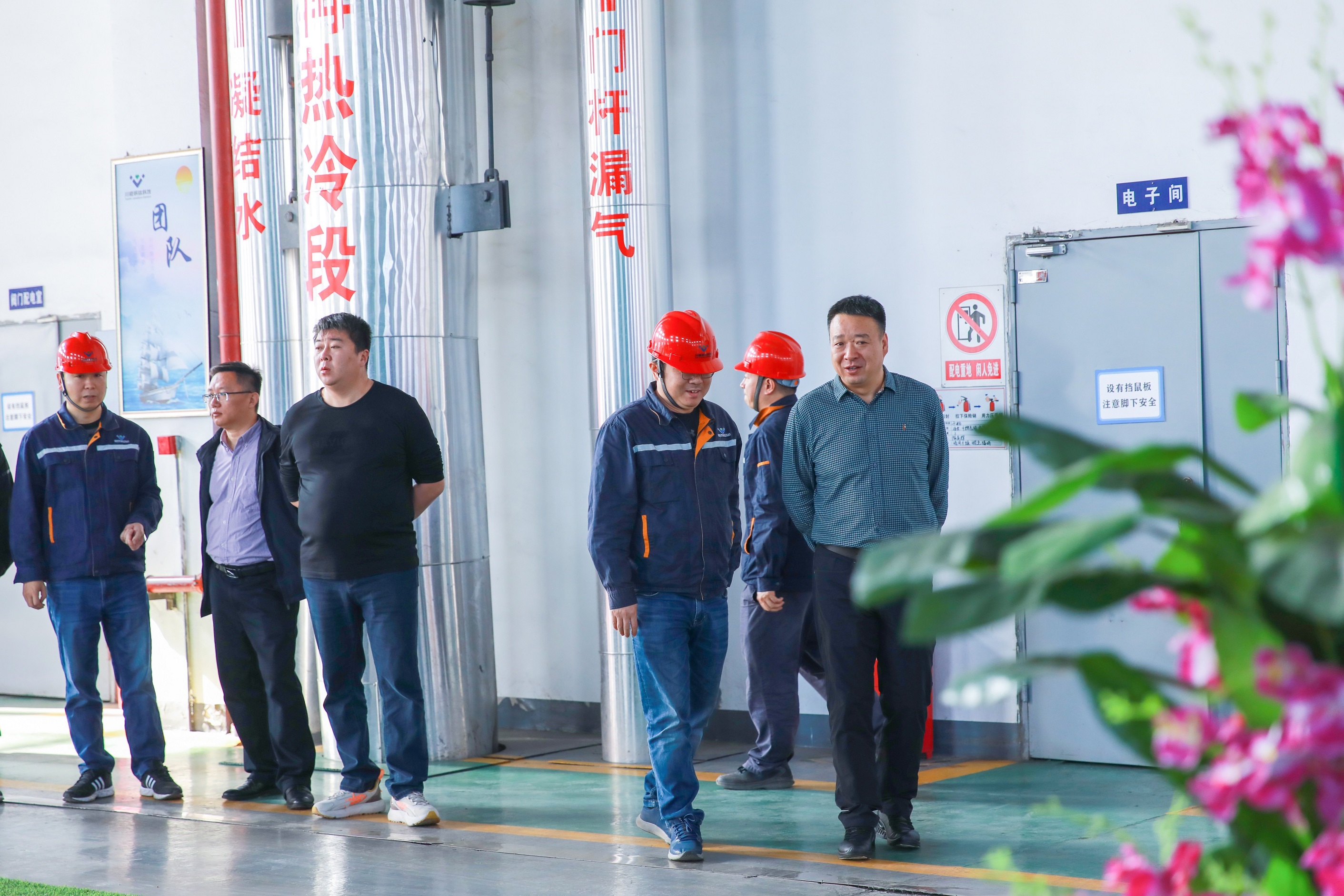 中石化綠源地?zé)崮荛_發(fā)有限公司副總經(jīng)理陳蒙輝一行到川威調(diào)研交流(圖3)