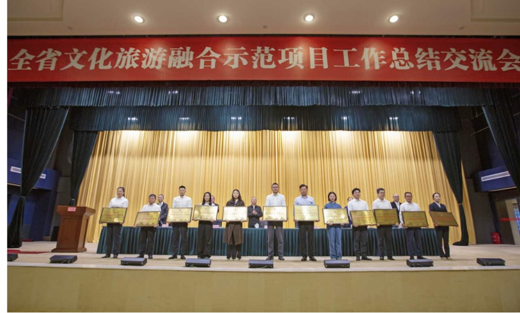 全省文化旅游融合示范項目工作總結(jié)交流會代表團考察學(xué)習(xí)大石板項目(圖3)