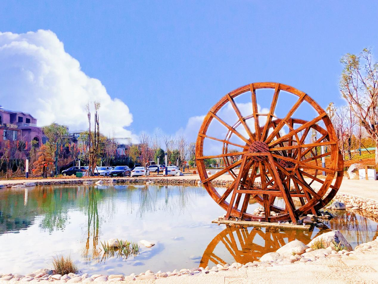 全省文化旅游融合示范項目工作總結(jié)交流會代表團考察學(xué)習(xí)大石板項目(圖9)