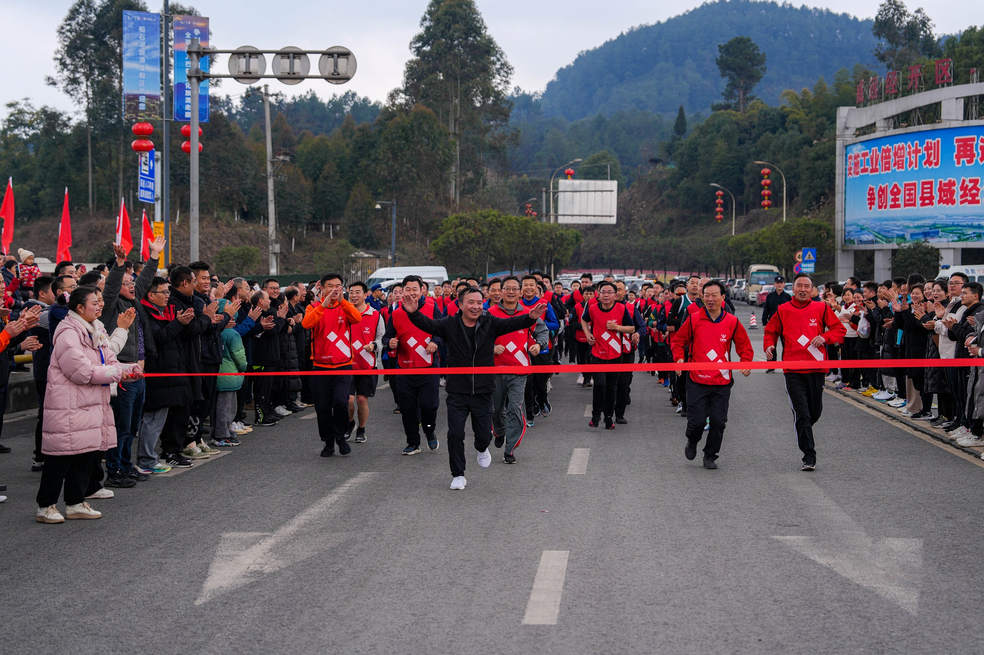 創(chuàng)造奇跡  追求卓越——川威集團隆重舉行2024年新春越野跑(圖14)