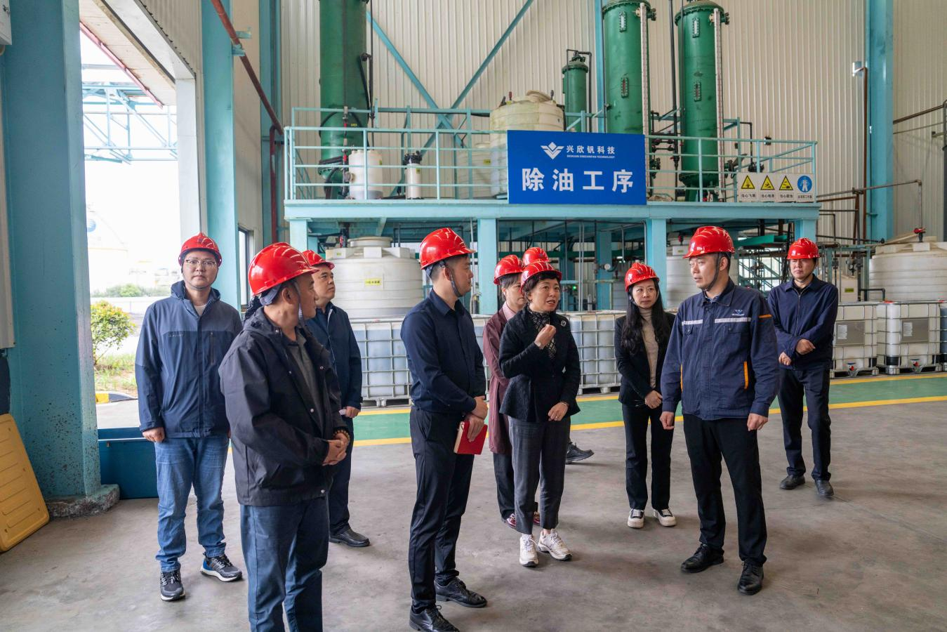 市人大常委會副主任陳朗一行到四川省興欣釩科技有限公司調(diào)研