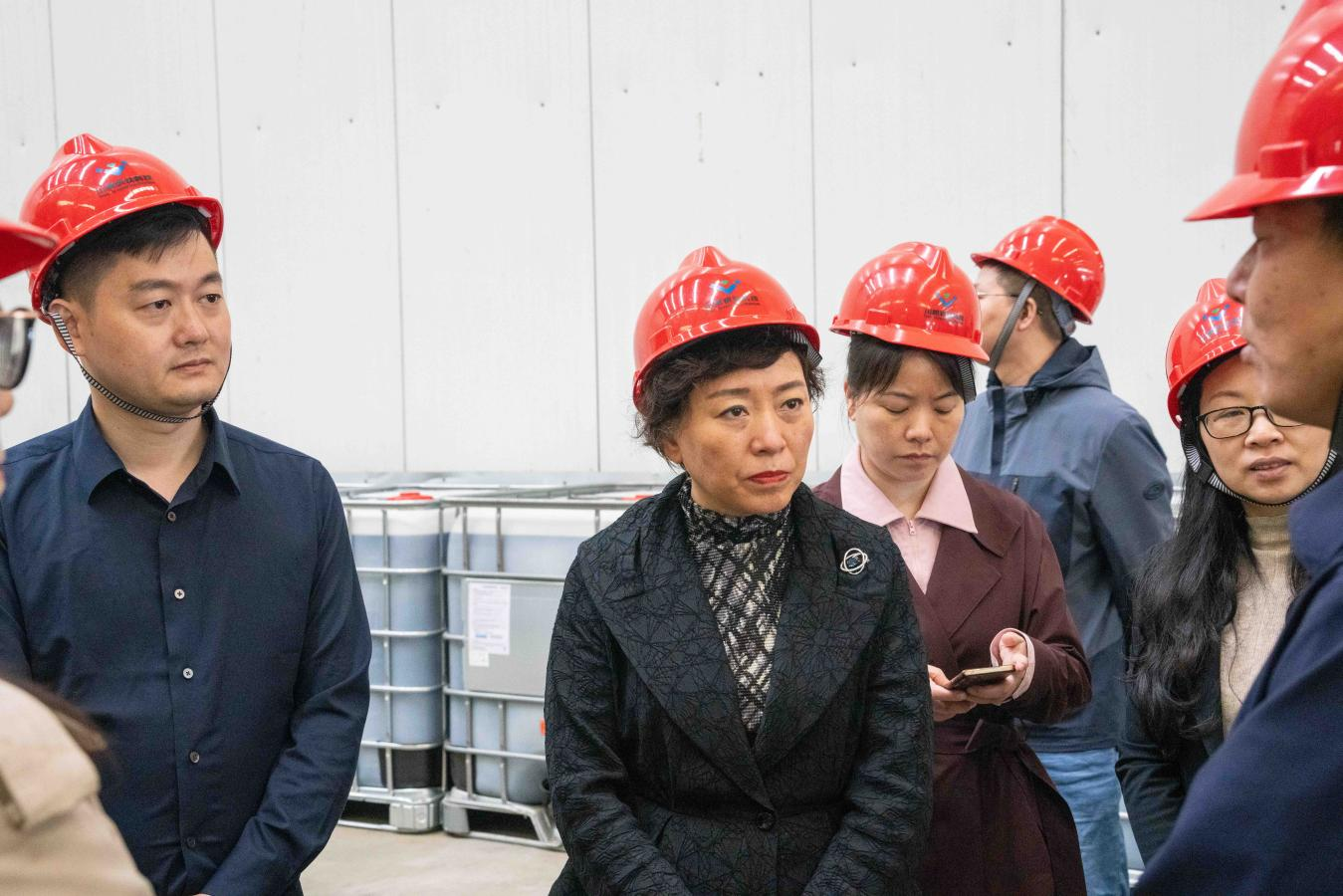 市人大常委會(huì)副主任陳朗一行到四川省興欣釩科技有限公司調(diào)研(圖2)