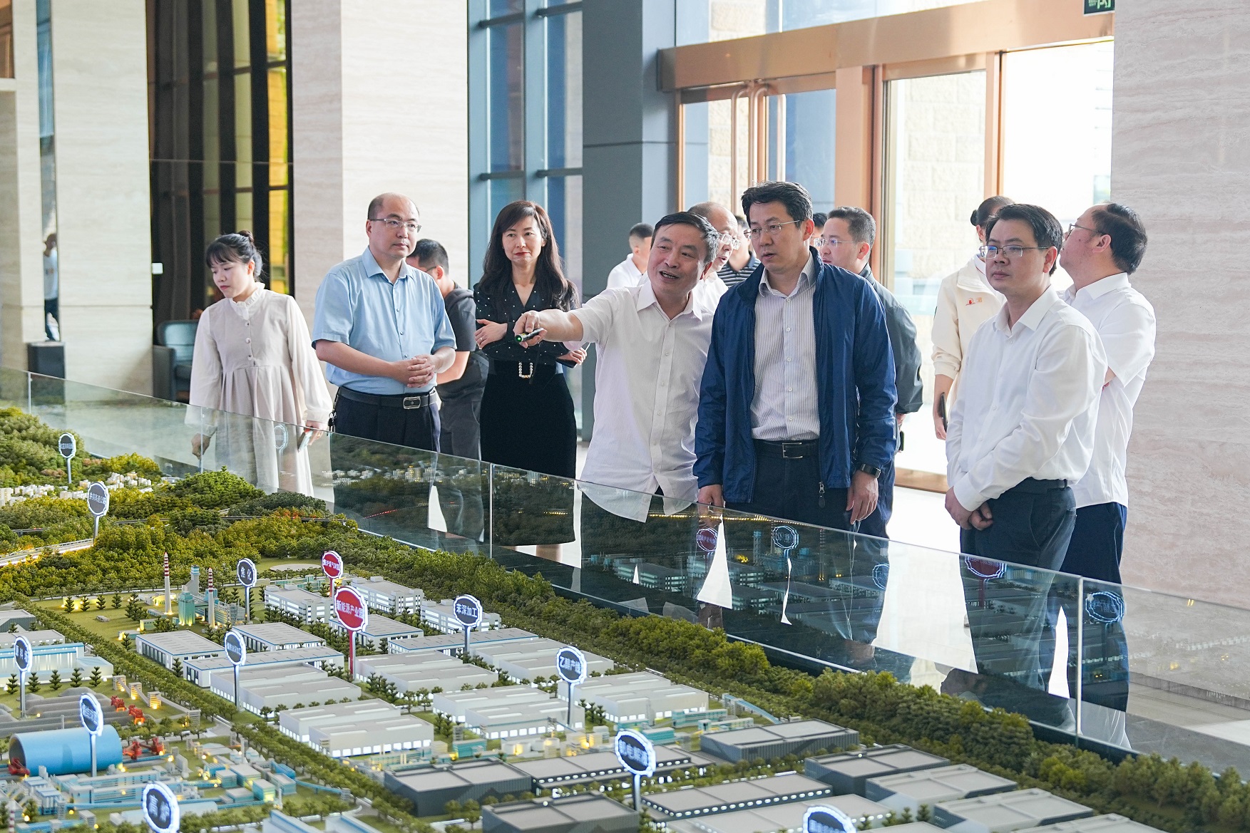 資中縣青少年運動學(xué)校與眾欣體育文化發(fā)展有限公司舉行合作協(xié)議簽訂及揭牌活動