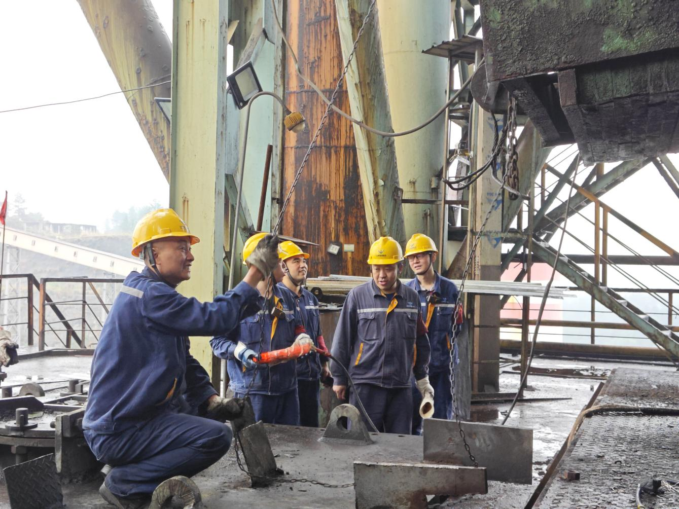  上下同欲迎挑戰(zhàn)  力出一孔搶工期——川威釩鈦科技7#高爐年度計劃中修進入沖刺階段