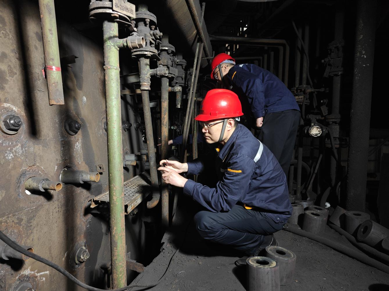  上下同欲迎挑戰(zhàn)  力出一孔搶工期——川威釩鈦科技7#高爐年度計劃中修進入沖刺階段(圖9)