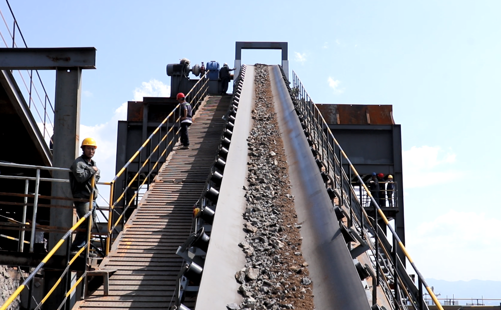 聯(lián)鑫礦業(yè)秀水河一段破碎與球磨搬遷項(xiàng)目800t/h破碎生產(chǎn)線帶負(fù)荷試運(yùn)轉(zhuǎn)成功(圖2)