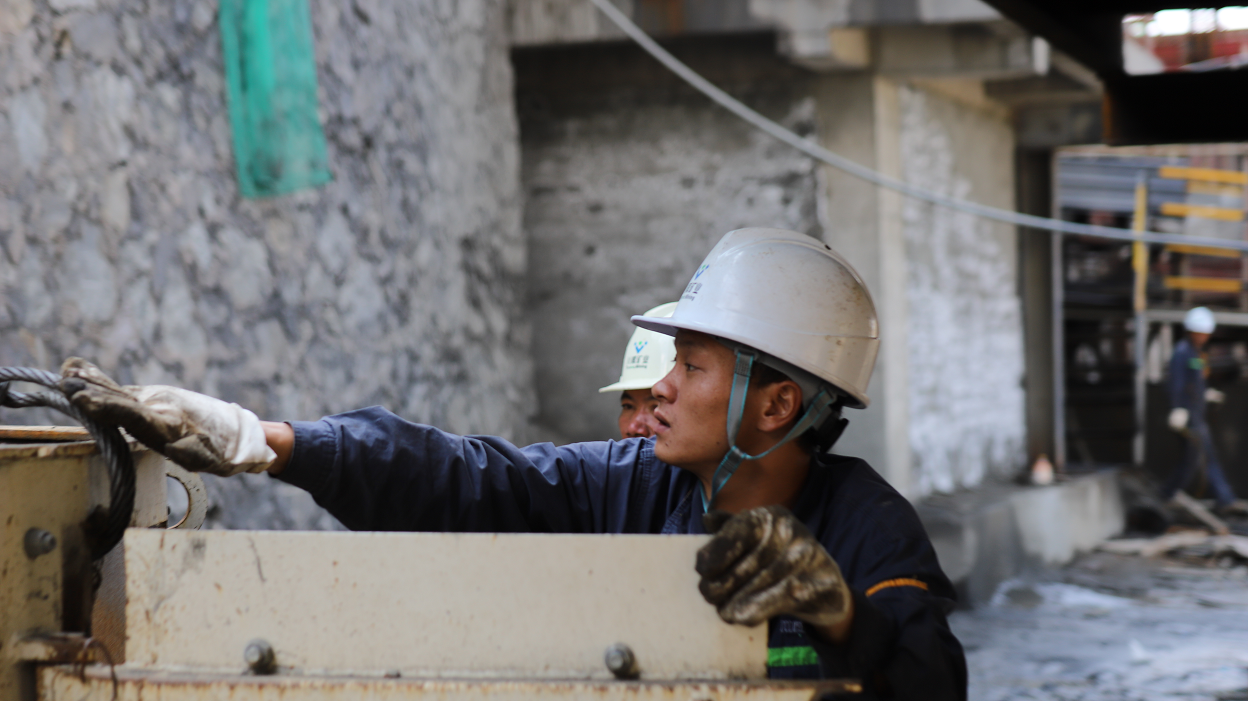 聯(lián)鑫礦業(yè)秀水河一段破碎與球磨搬遷項(xiàng)目800t/h破碎生產(chǎn)線帶負(fù)荷試運(yùn)轉(zhuǎn)成功(圖3)