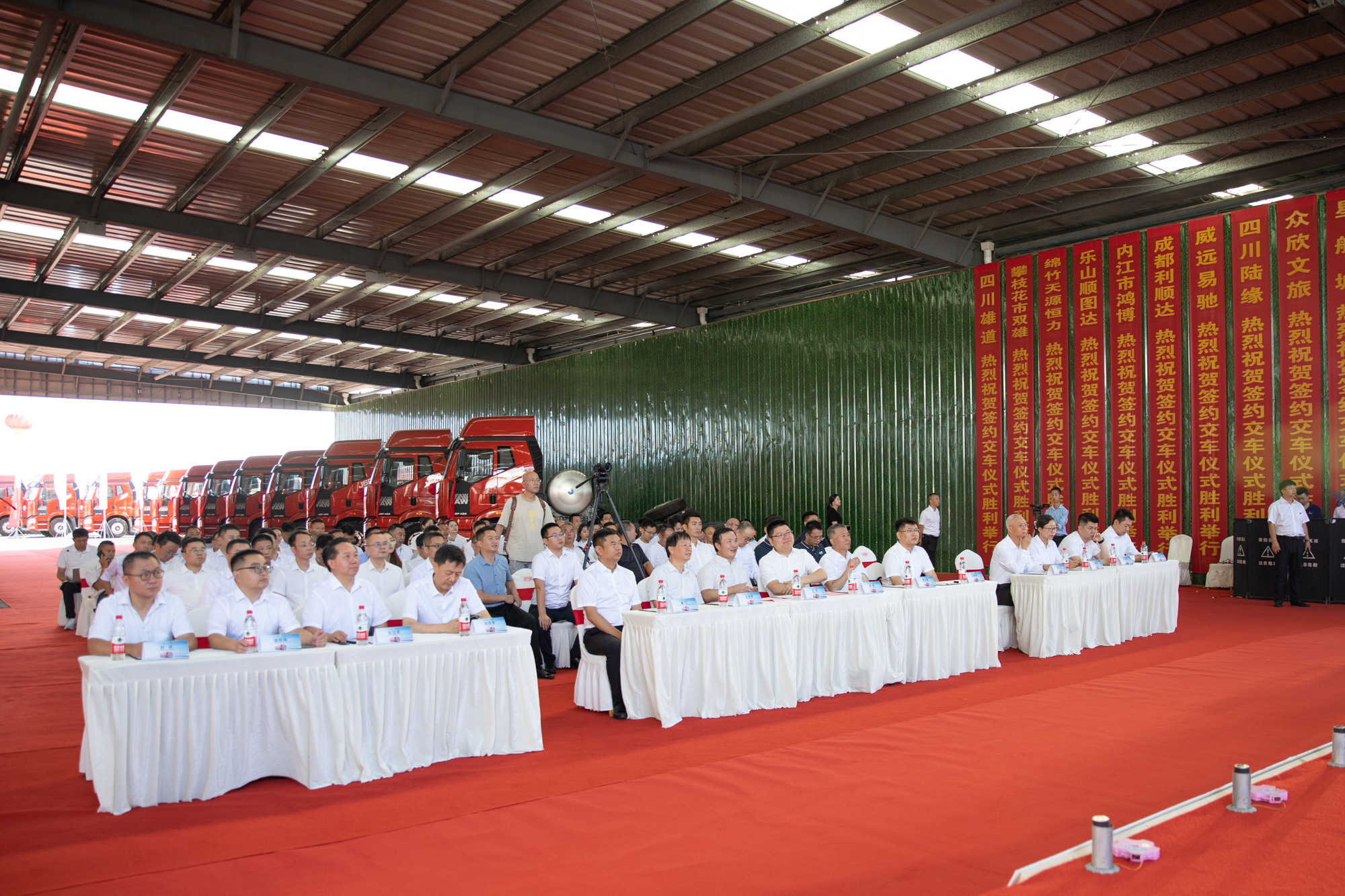 川威集團(tuán)&一汽解放千臺(tái)戰(zhàn)略簽約暨首批J6P 486 LNG交車(chē)儀式成功舉行