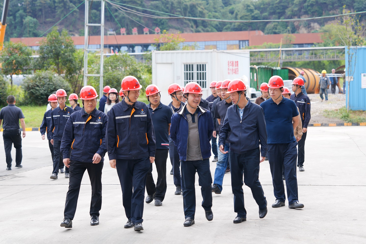 國慶佳節(jié)！王勁董事長一行深入一線調(diào)研慰問(圖7)