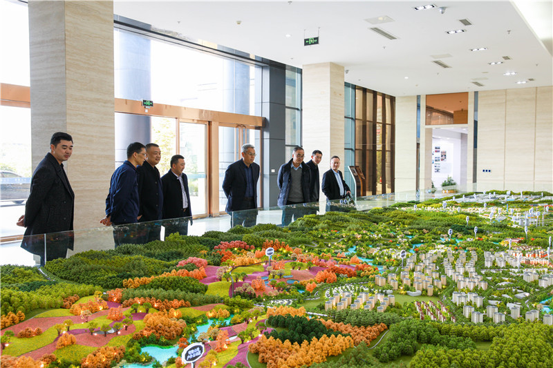 川煤集團副總經(jīng)理徐廷甫一行 到川威連界基地交流(圖1)