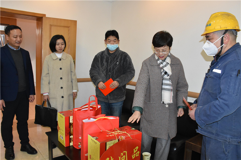 市總工會(huì)領(lǐng)導(dǎo)到川威慰問困難員工暨勞模代表(圖1)