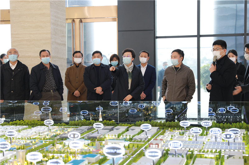 內(nèi)江市市長鄭莉一行蒞臨川威連界基地調(diào)研(圖1)