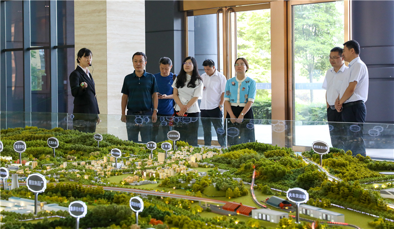 四川釩鈦產(chǎn)業(yè)技術(shù)研究院院長(zhǎng)張雪峰一行到川威連界基地調(diào)研交流(圖1)