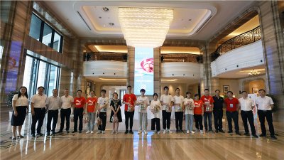 助力高考暖人心 深情慰問(wèn)送關(guān)懷——集團(tuán)公司慰問(wèn)競(jìng)力學(xué)校高考考生