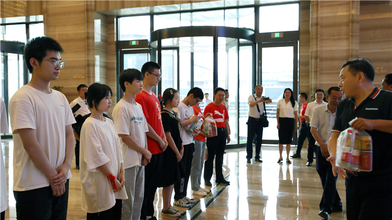 助力高考暖人心 深情慰問送關(guān)懷——集團(tuán)公司慰問競(jìng)力學(xué)校高考考生(圖3)
