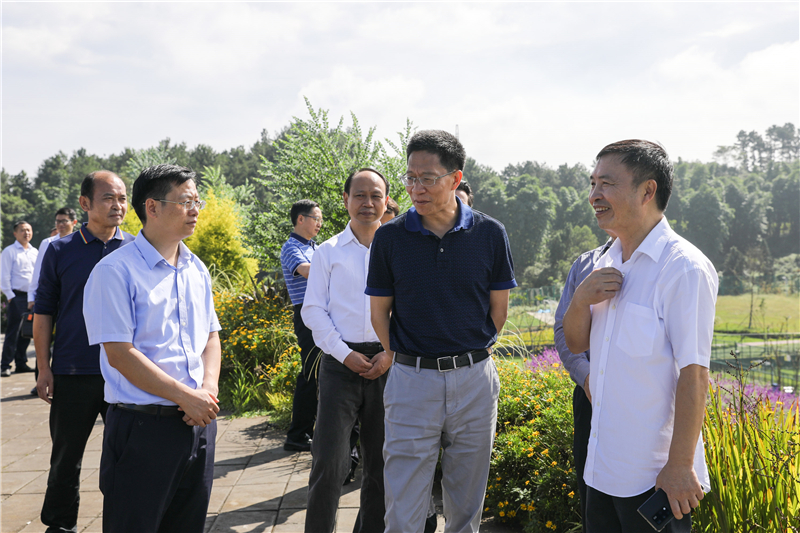 四川省政協(xié)副主席鐘勉一行蒞臨川威連界基地參觀調(diào)研(圖1)