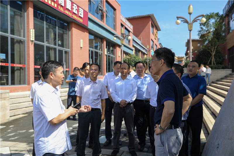 四川省政協(xié)副主席鐘勉一行蒞臨川威連界基地參觀調(diào)研(圖2)